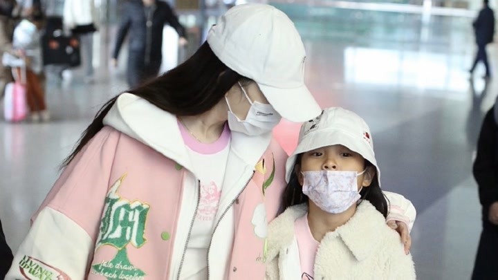 李小璐携女儿现身机场 9岁甜馨身高到妈妈肩膀 已长成美少女了