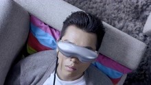 [图]男孩获得VR眼镜，能进入虚拟世界，每天体验不同女朋友