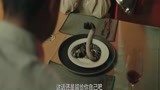 人蛇大战：酒店为小伙送上招牌菜，竟是一盘活蛇，可怕