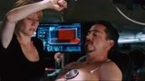 钢铁侠：胸口的反应堆没电了，托尼想换却够不着，竟让小辣椒动手