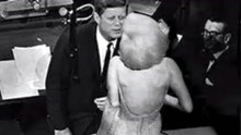 1962年，玛丽莲·梦露出席肯尼迪总统的生日宴会，这一幕被拍下！