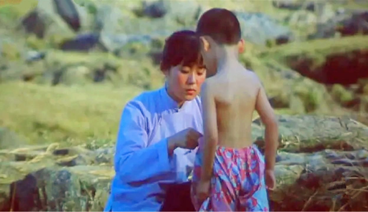 熊猫电影cc】农村女人的苦衷，十八岁少女嫁给六岁丈夫，新婚之夜丈夫  image