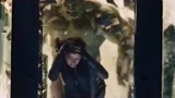 《复仇者联盟》：绿巨人发起怒来，就算你是黑寡妇，一样的打！
