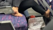 女子高铁上脱鞋，旁若无人不停抠脚，网友：隔着屏幕都闻到了味