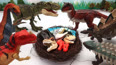 恐龙玩具一起照顾小型玩具朋友