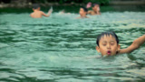 百万巨鳄：一群小孩在河里游泳，谁想大鳄鱼钻进了河里
