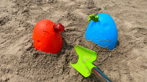 乐玩哥哥沙滩发现恐龙蛋，里面藏着恐龙玩具，龙战士星源