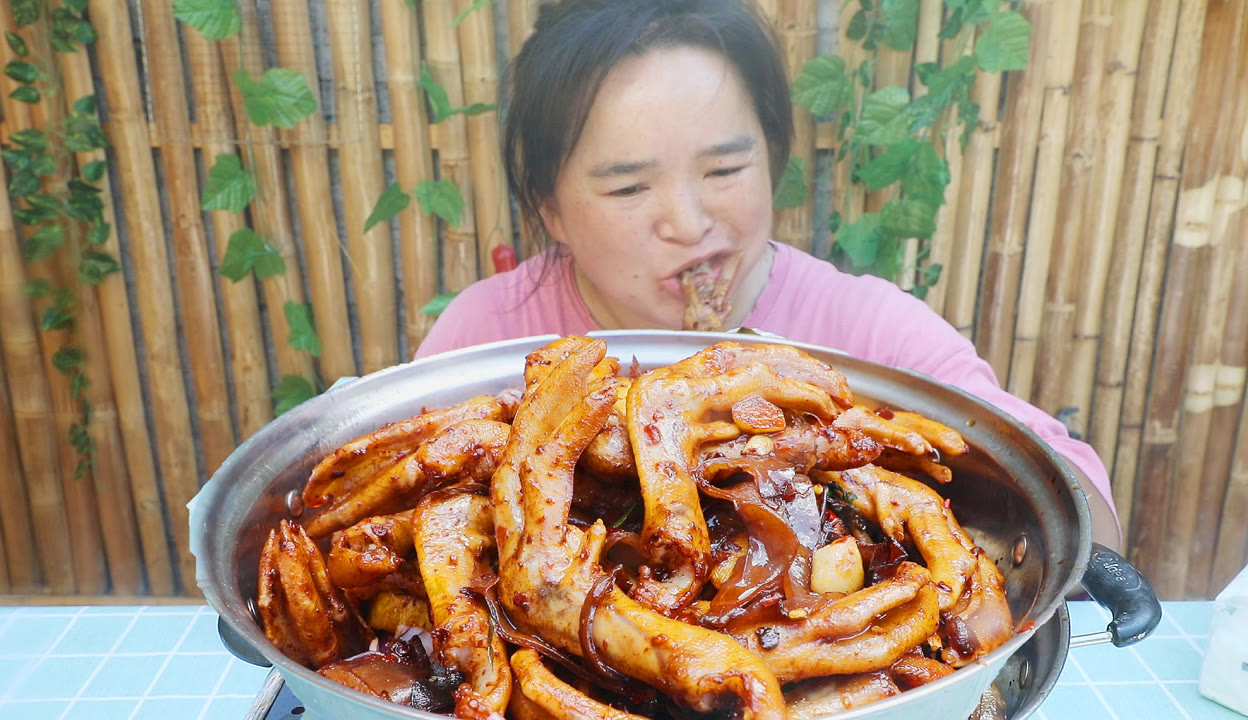 美食苗阿朵的老公图片